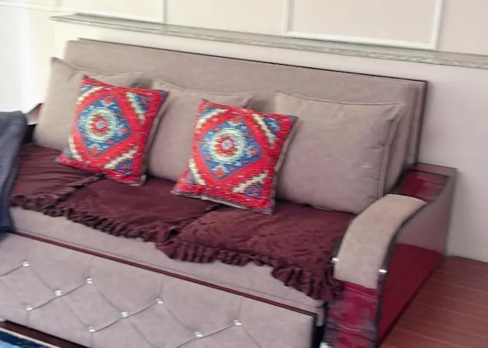 Modern Family Retreat With Cozy Comfortable Home! Katmandú